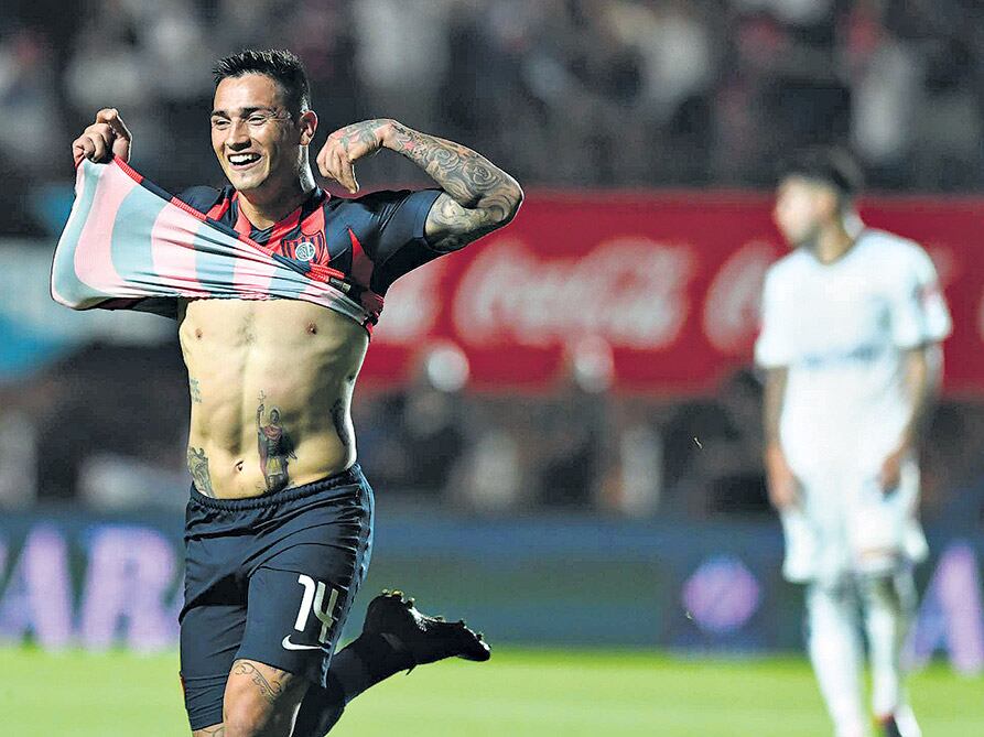 Avila corre a festejar su gol. El ingreso del juvenil le cambió la cara al ataque del Ciclón.