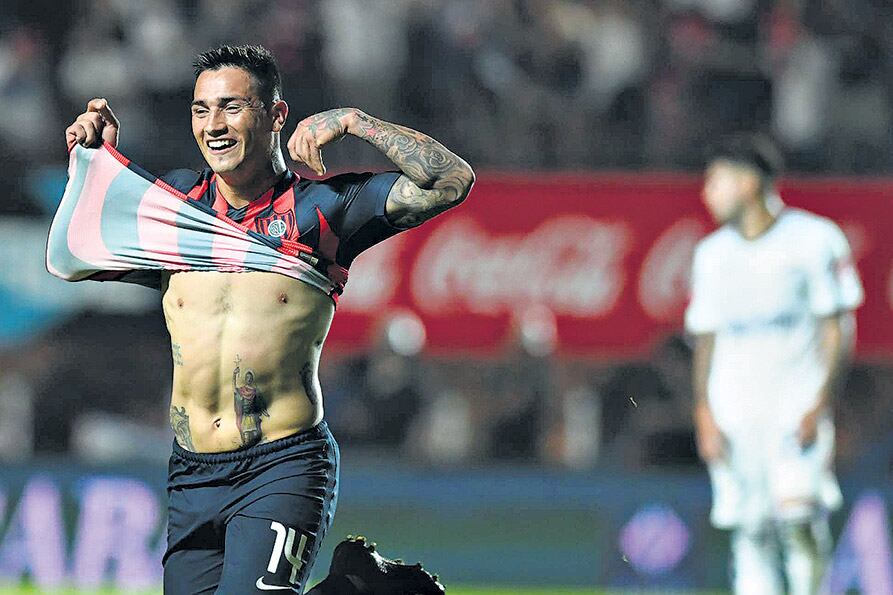 Avila corre a festejar su gol. El ingreso del juvenil le cambió la cara al ataque del Ciclón.