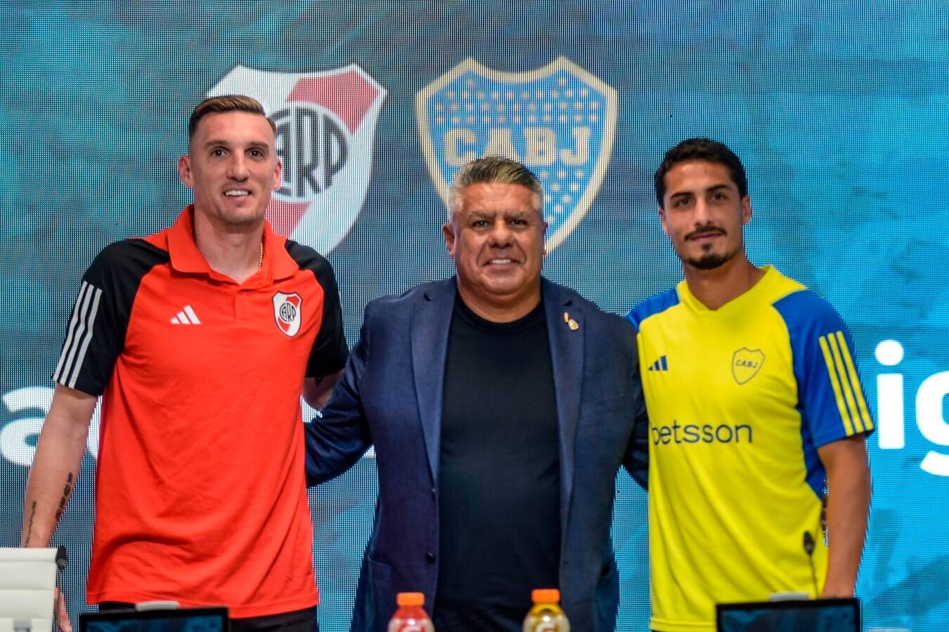 Franco Armani por River y Nicolás Figal por Boca posan con el presidente de la AFA, Claudio "Chiqui" Tapia.
