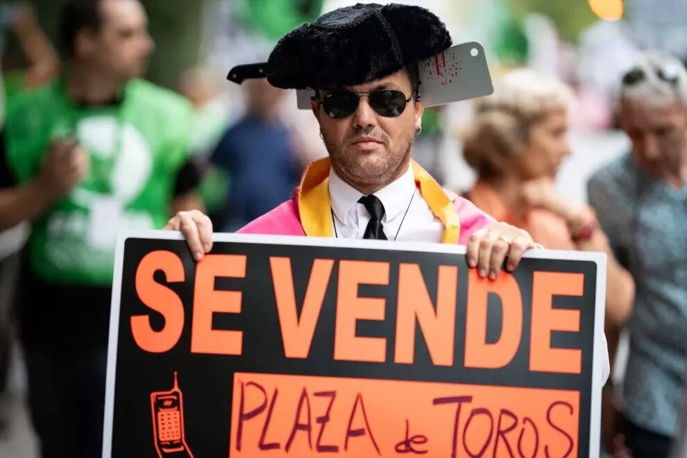 Un manifestante durante una  protesta antitaurina en Madrid
