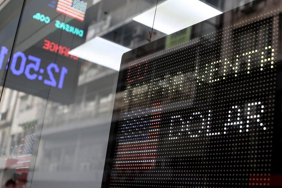 El dólar MEP descendió 3,3 por ciento, al cerrar a 838 pesos.