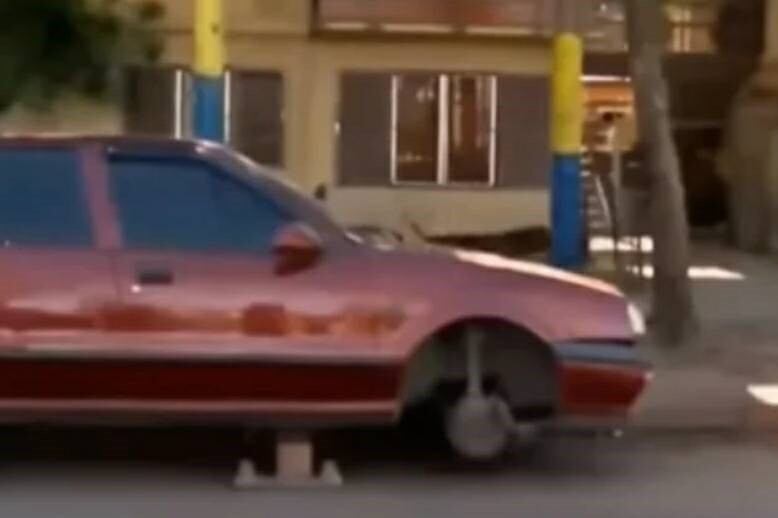 La insólita medida es aplicada por quienes viven en las intersecciones de las calles Derqui y Donado. Foto: (NA)