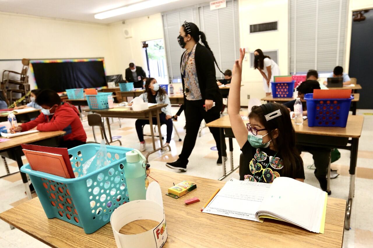 En Estados Unidos aumentaron los casos de covid en niñes y adolescentes principalmente por la variante Delta y aconsejan que vuelvan a las escuelas con barbijo.