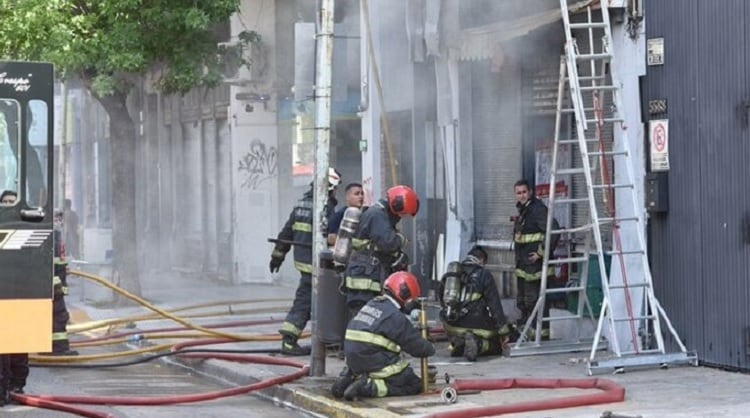 Los bomberos trabajan en la zona. 