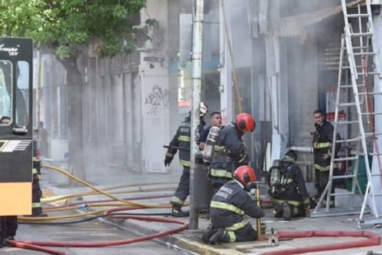 Los bomberos trabajan en la zona.