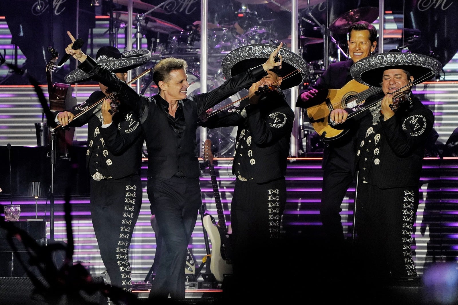 Luis Miguel se presentó con una veintena de músicos y tres coristas.