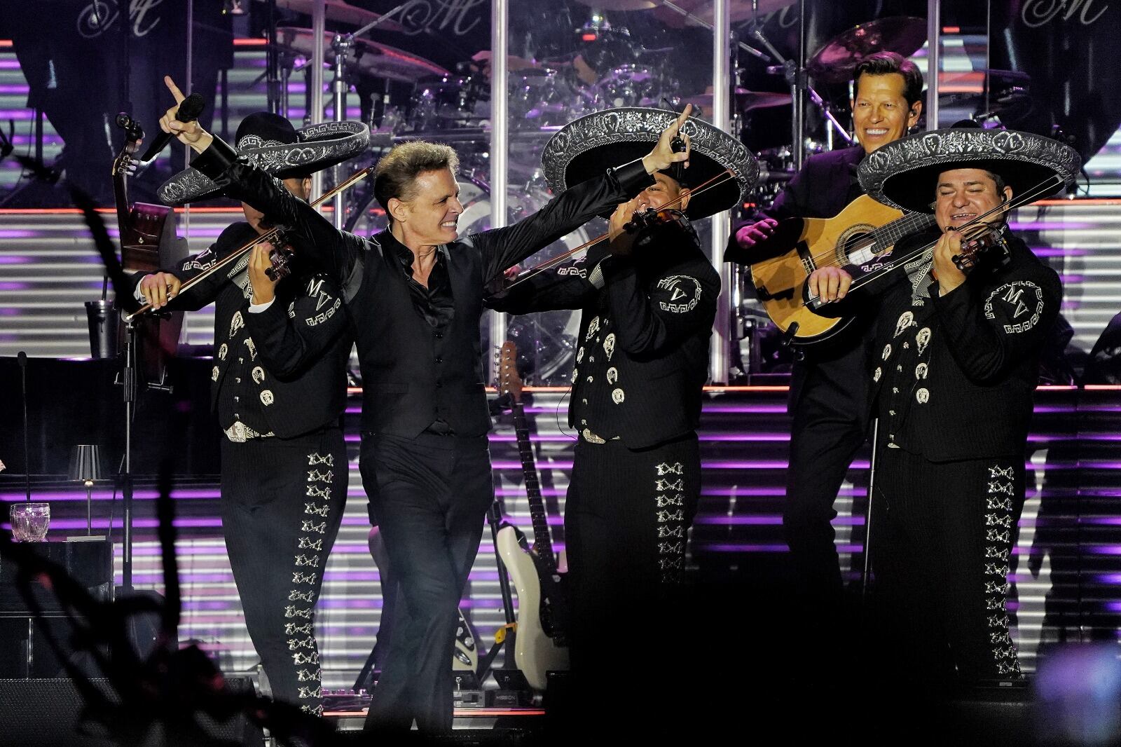 Luis Miguel se presentó con una veintena de músicos y tres coristas.