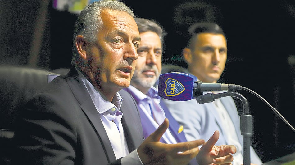 Alfaro quedó en el primer plano de la atención boquense. Fue presentado por Angelici y Burdisso.