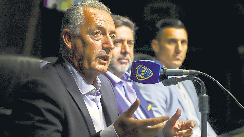 Alfaro quedó en el primer plano de la atención boquense. Fue presentado por Angelici y Burdisso.