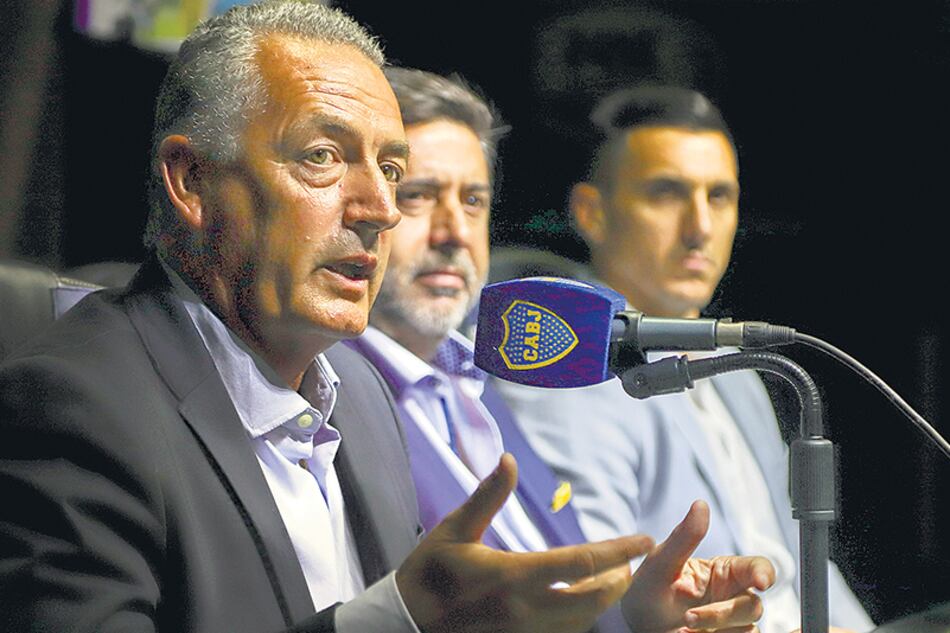 Alfaro quedó en el primer plano de la atención boquense. Fue presentado por Angelici y Burdisso.