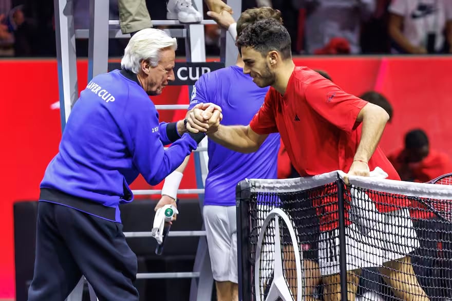 Cerúndolo saluda a Bjorn Borg, el capitán del equipo europeo