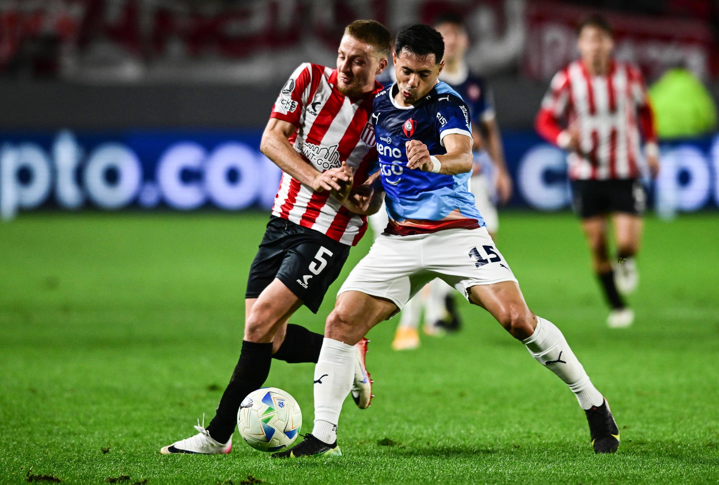 Ascacíbar lucha con Blas Riveros