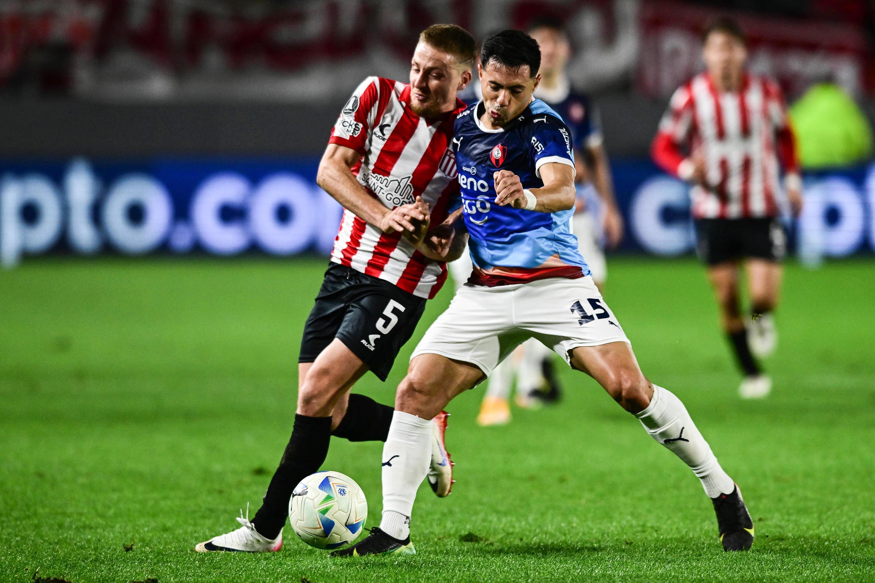 Ascacíbar lucha con Blas Riveros