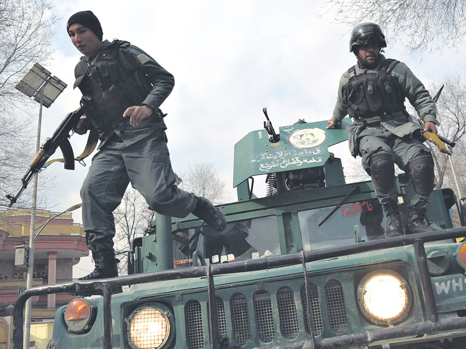 Policías afganos llegan al sitio de la explosión en Kabul.