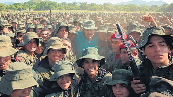 Maduro posa con soldados durante una movilización en El Pao, Cojedes.
