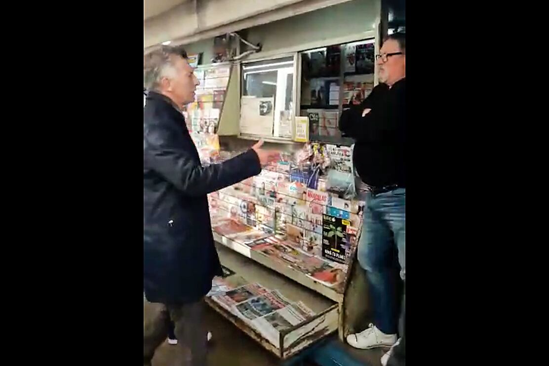 Macri intentó saludar a un canillita que se negó a darle la mano.