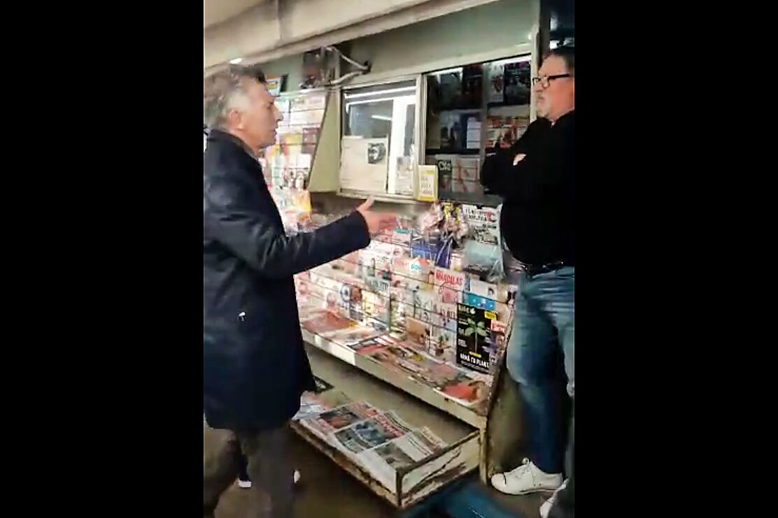 Macri intentó saludar a un canillita que se negó a darle la mano.
