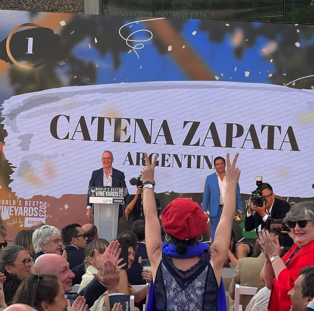 Laura Catena, directora de la bodega familiar celebrando el premio. Imagen: Instagram @alevigil