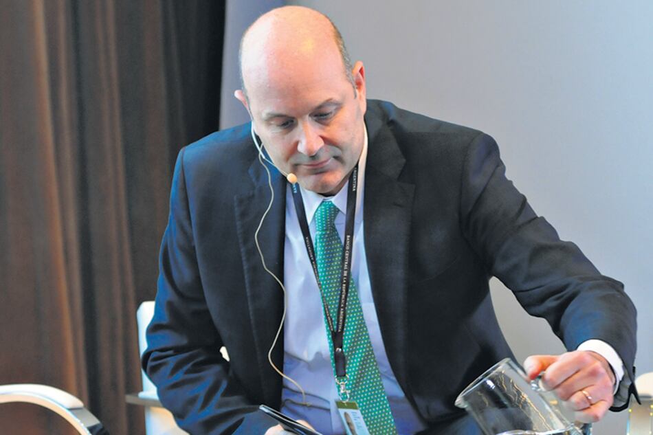 Federico Sturzenegger, presidente del Banco Central, busca apagar el incendio. Suben las naftas, suben las tasas. ¿Ojo por ojo?