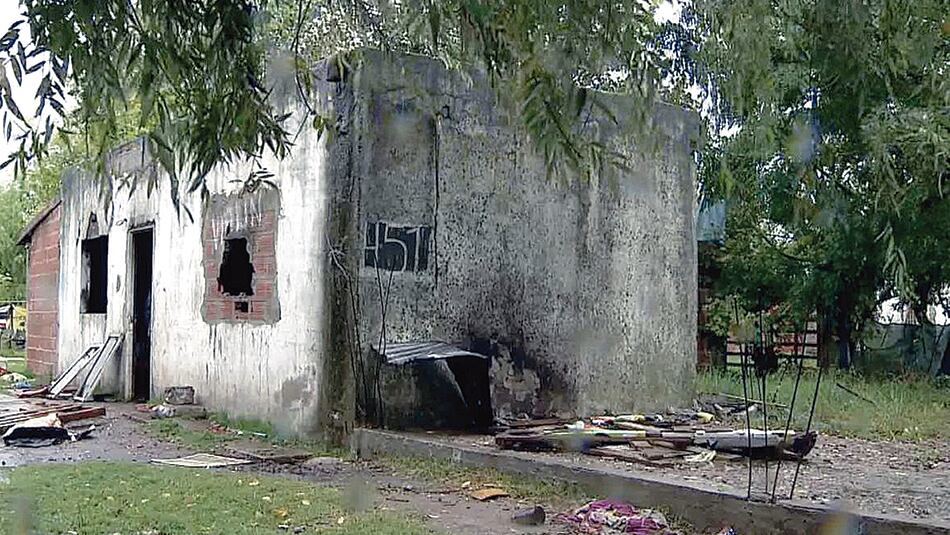 La casa de la madre de la pequeña Bianca Godoy fue incendiada y demolida por los vecinos.
