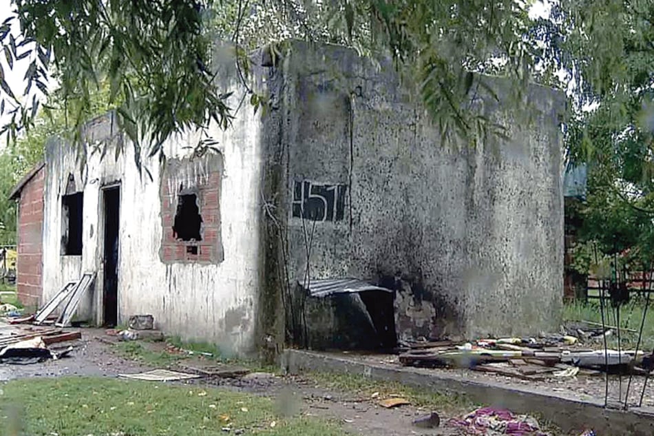 La casa de la madre de la pequeña Bianca Godoy fue incendiada y demolida por los vecinos.