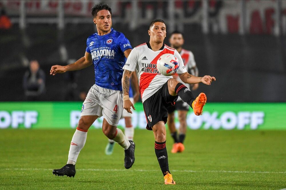 Quintero domina la pelota ante la marca de Kevin Mac Allister