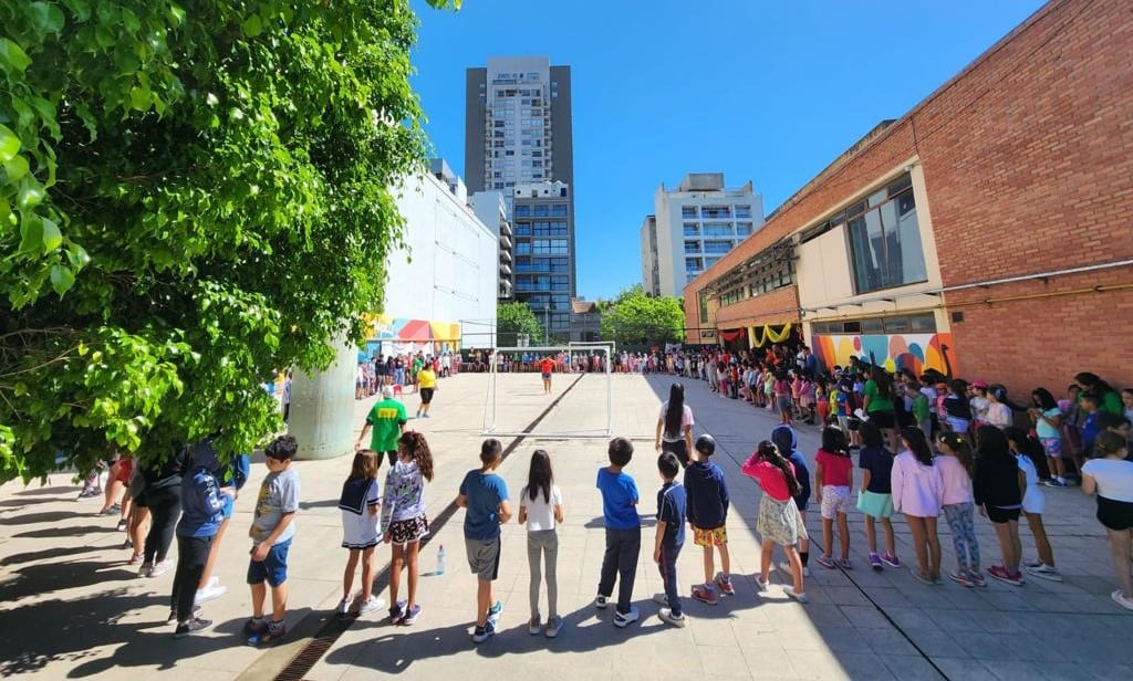 Durante el receso escolar de verano, chicos, chicas y adolescentes de todos los niveles educativos participan de este espacio. (Foto: GCBA)