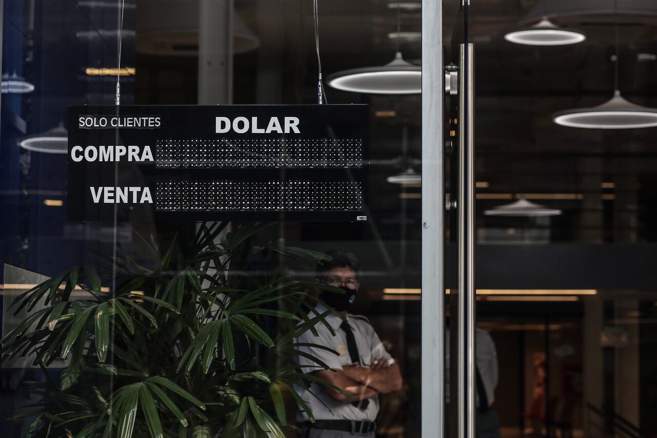 El dólar se desinfló mientras se esperaba la confirmación de los cambios en el gabinete económico