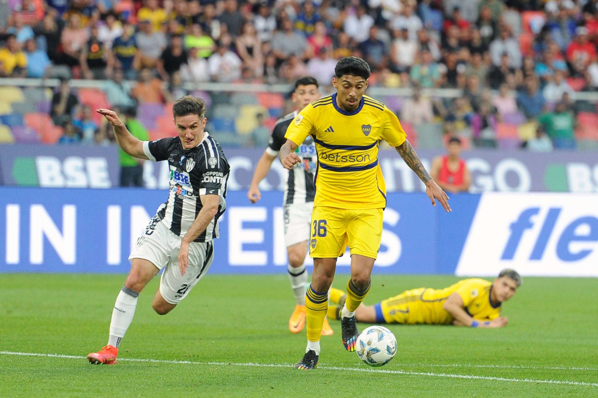 Medina se lleva la pelota ante la férrea marca del equipo santiagueño