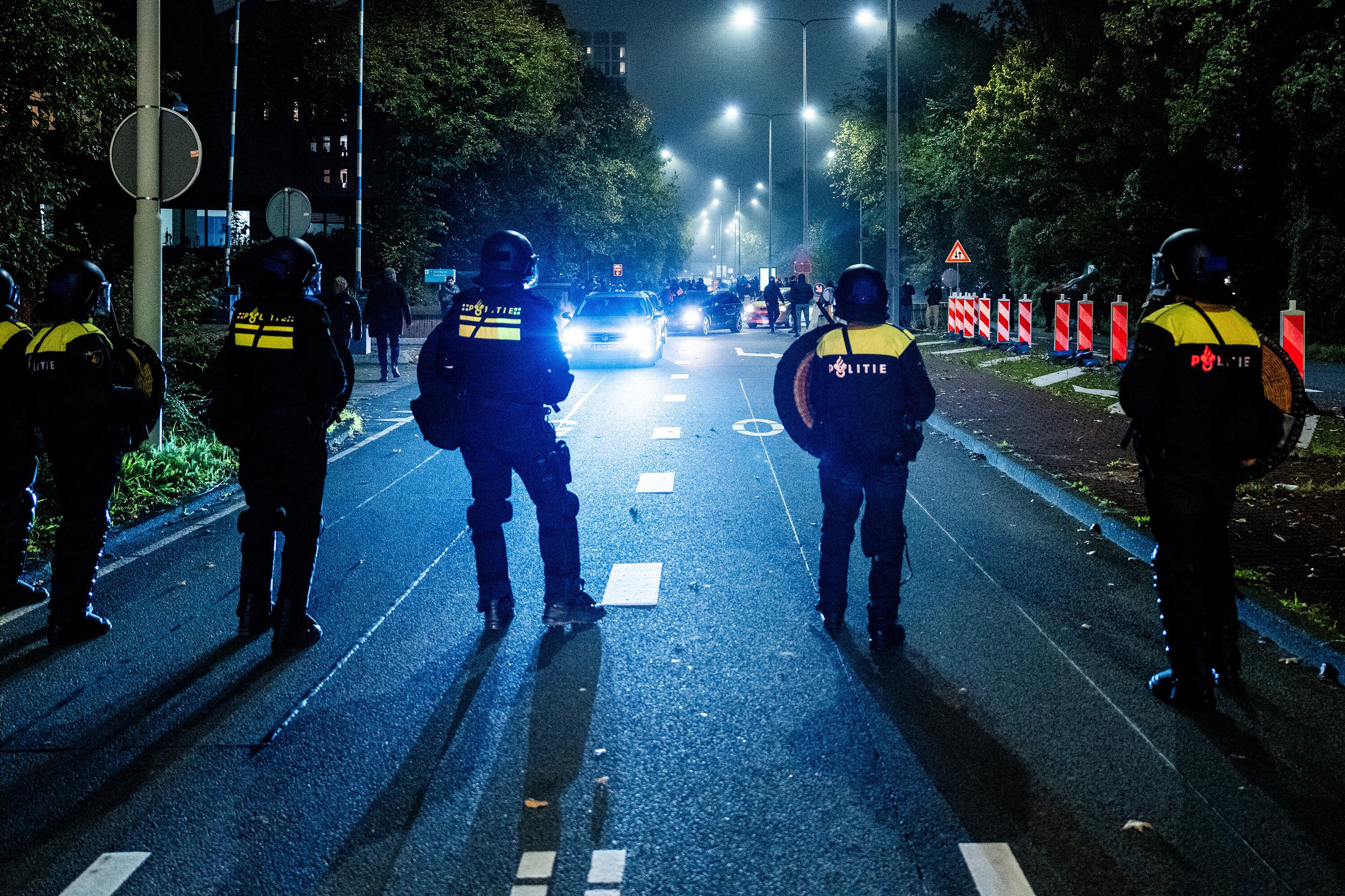 Agentes de policía controlan una manifestación propalestina en Ámsterdam