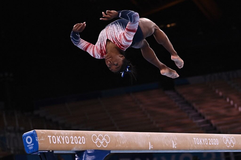 Simone Biles en acción durante la final de este martes