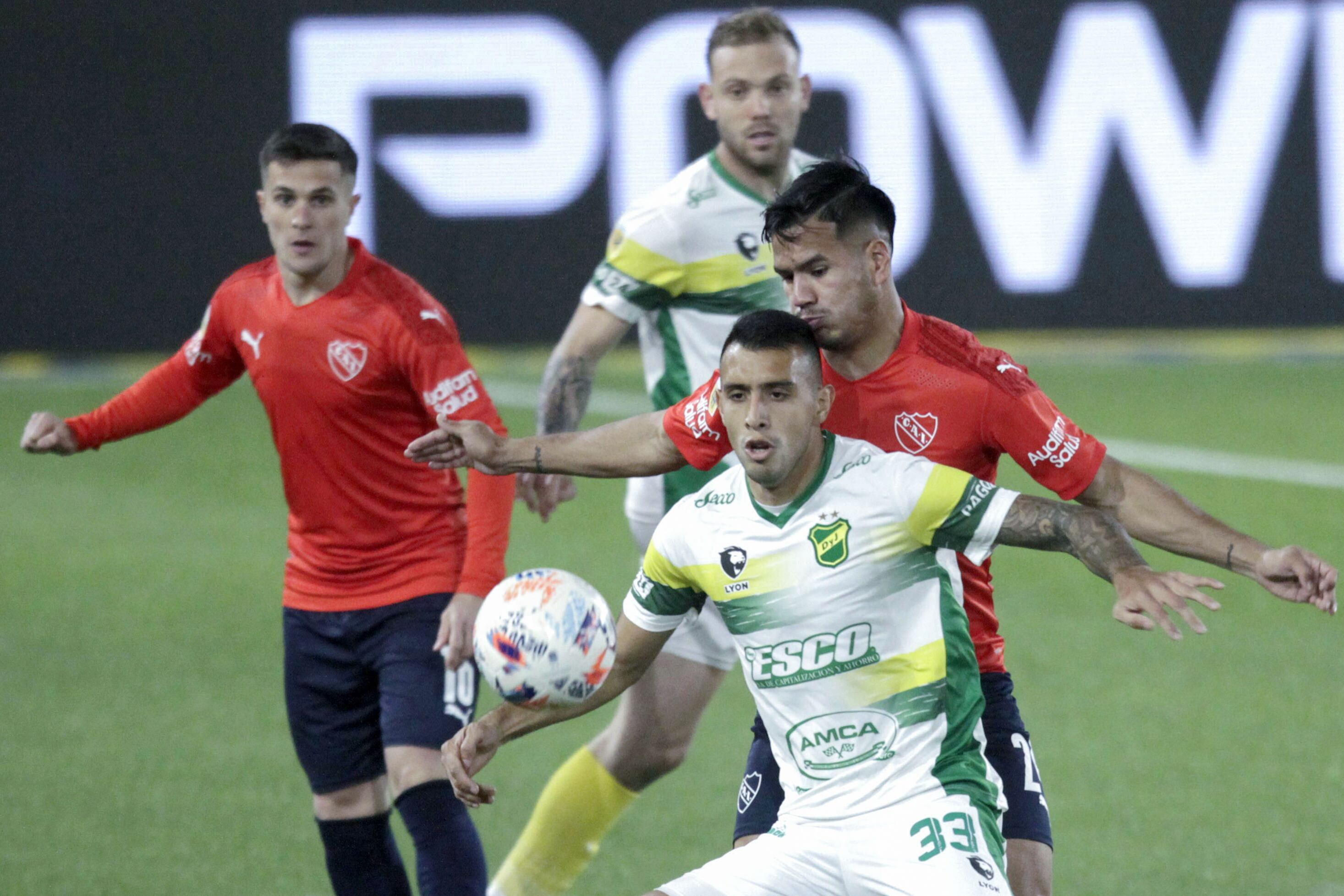 Contreras es marcado bien de cerca por Barreto