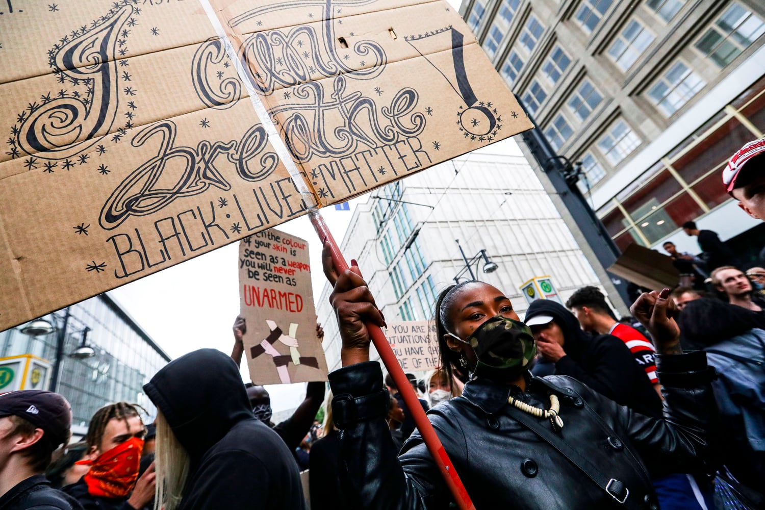 La marcha contra el asesinato de George Flyd en Belin atrajo multitudes y se replicó en distintas partes del mundo.