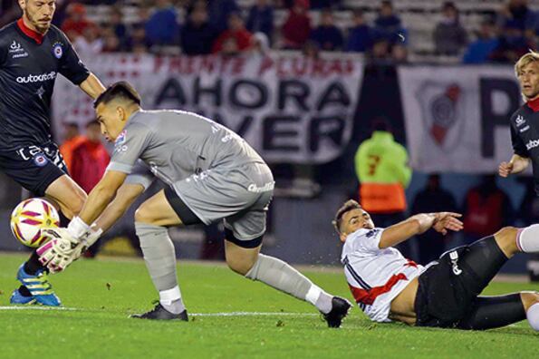 Lucas Chaves en uno de sus repetidos encuentros con la pelota. El arquero respondió siempre.