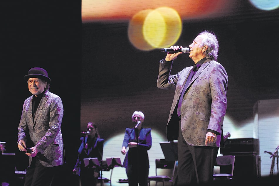 Sabina y Serrat, en el primero de sus cuatro shows en el Estadio Movistar Arena. 