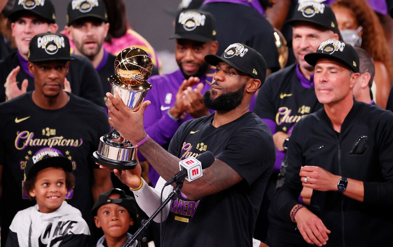 LeBron James celebrando un nuevo hito en su maravillosa carrera en la NBA.