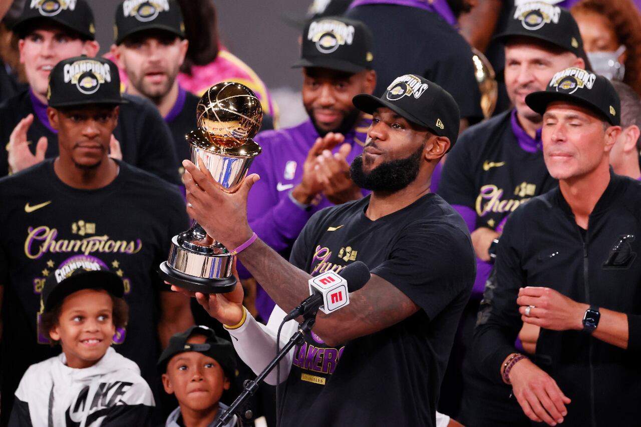 LeBron James celebrando un nuevo hito en su maravillosa carrera en la NBA.