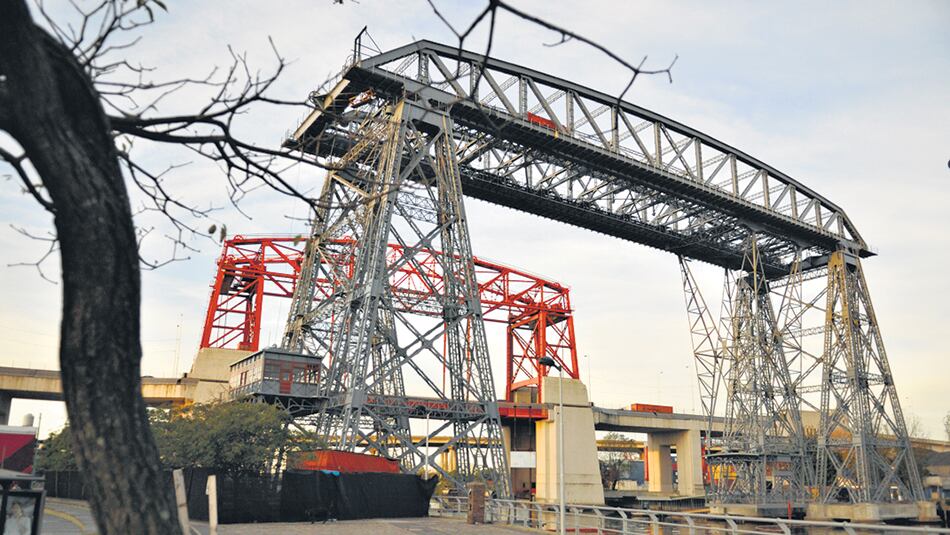 El Transbordador de La Boca y, detrás, el Puente Avellaneda, construido a su imagen y semejanza.