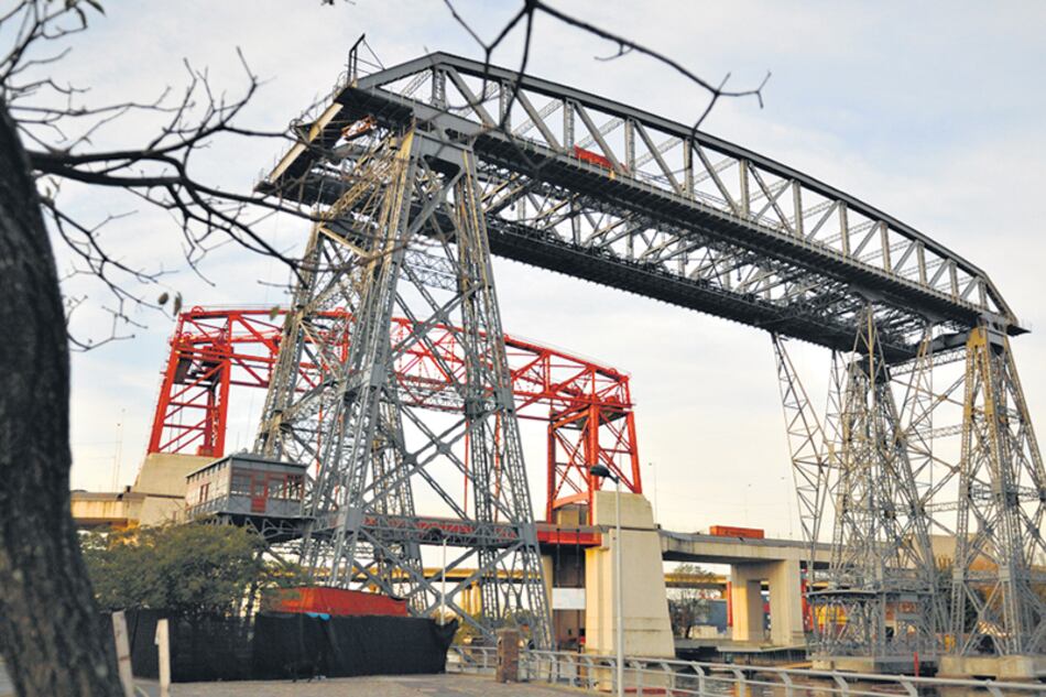 El Transbordador de La Boca y, detrás, el Puente Avellaneda, construido a su imagen y semejanza.