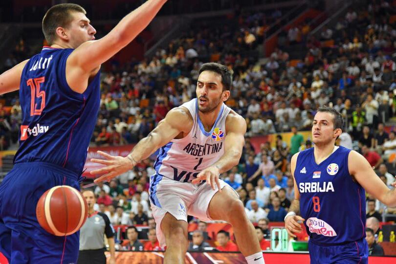 Campazzo encara a su futuro compañero Nikola Jokic, el serbio que brilla en Denver Nuggets.