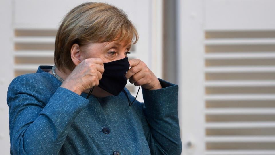 Angela Merkel llama a los alemanes a festejar Navidad por Skype, sin visitas personales.