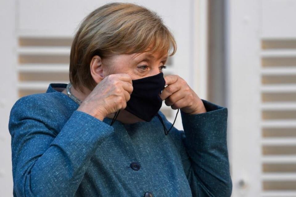 Angela Merkel llama a los alemanes a festejar Navidad por Skype, sin visitas personales.