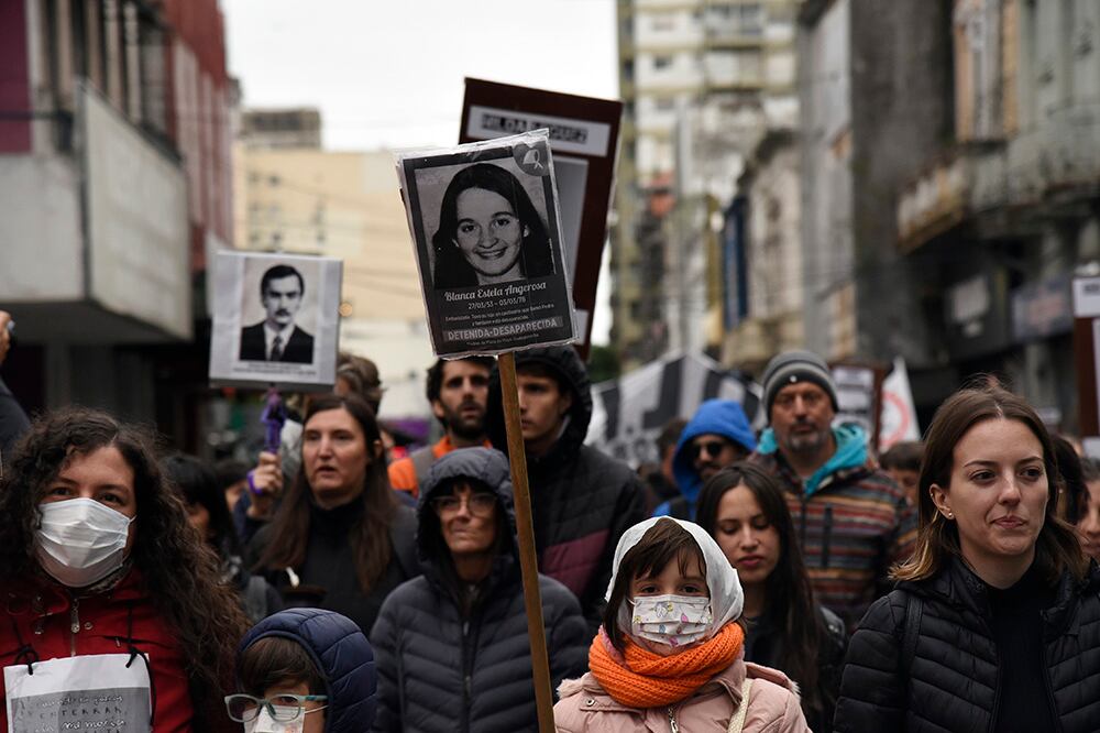 En la víspera del 24 de marzo, las plazas ya están llenas de pañuelos blancos.