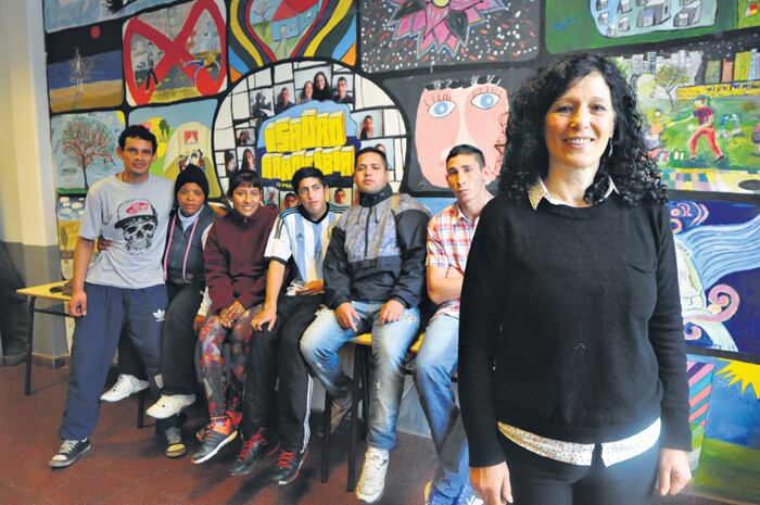 Susana Reyes, la directora del Instituto Isauro Arancibia, junto a algunos de los alumnos del establecimiento ubicado en la avenida Paseo Colón al 1300.
