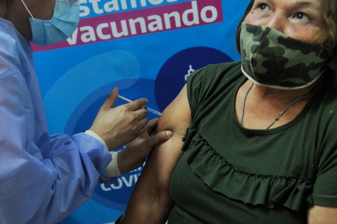 Se acelera la campaña de inmunización contra el coronavirus y a fines de esta semana ya estarán vacunados todos los mayores de 60 años.