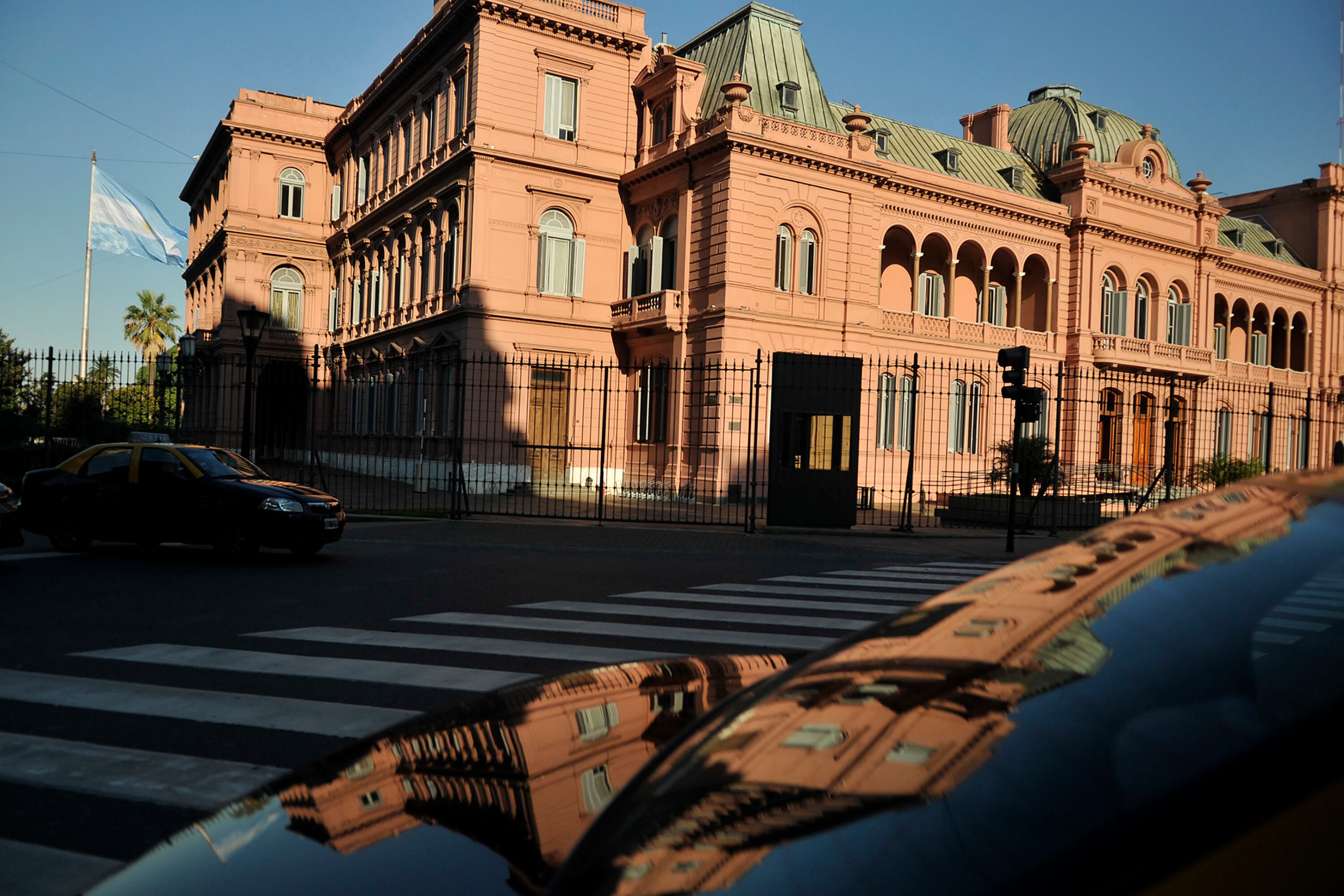 A pesar de cierto alivio macroeconómico, el Gobierno enfrenta una dura oposición legislativa y judicial, advierte el autor.