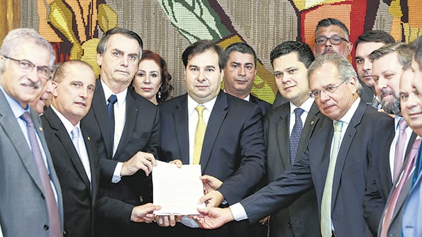 Bolsonaro y el titular de Economía, Guedes, presentan el proyecto de reforma previsional.