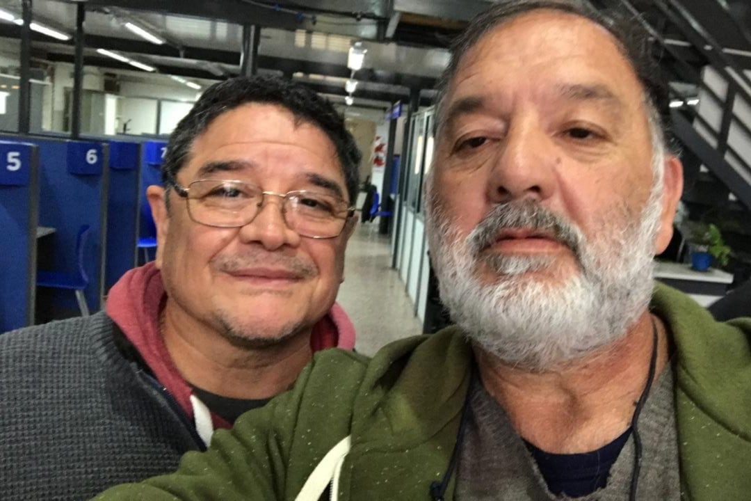 Julio Carrizo, a la izquierda, junto a Carlos Barrionuevo. Los veteranos que volverán a viajar a Malvinas.