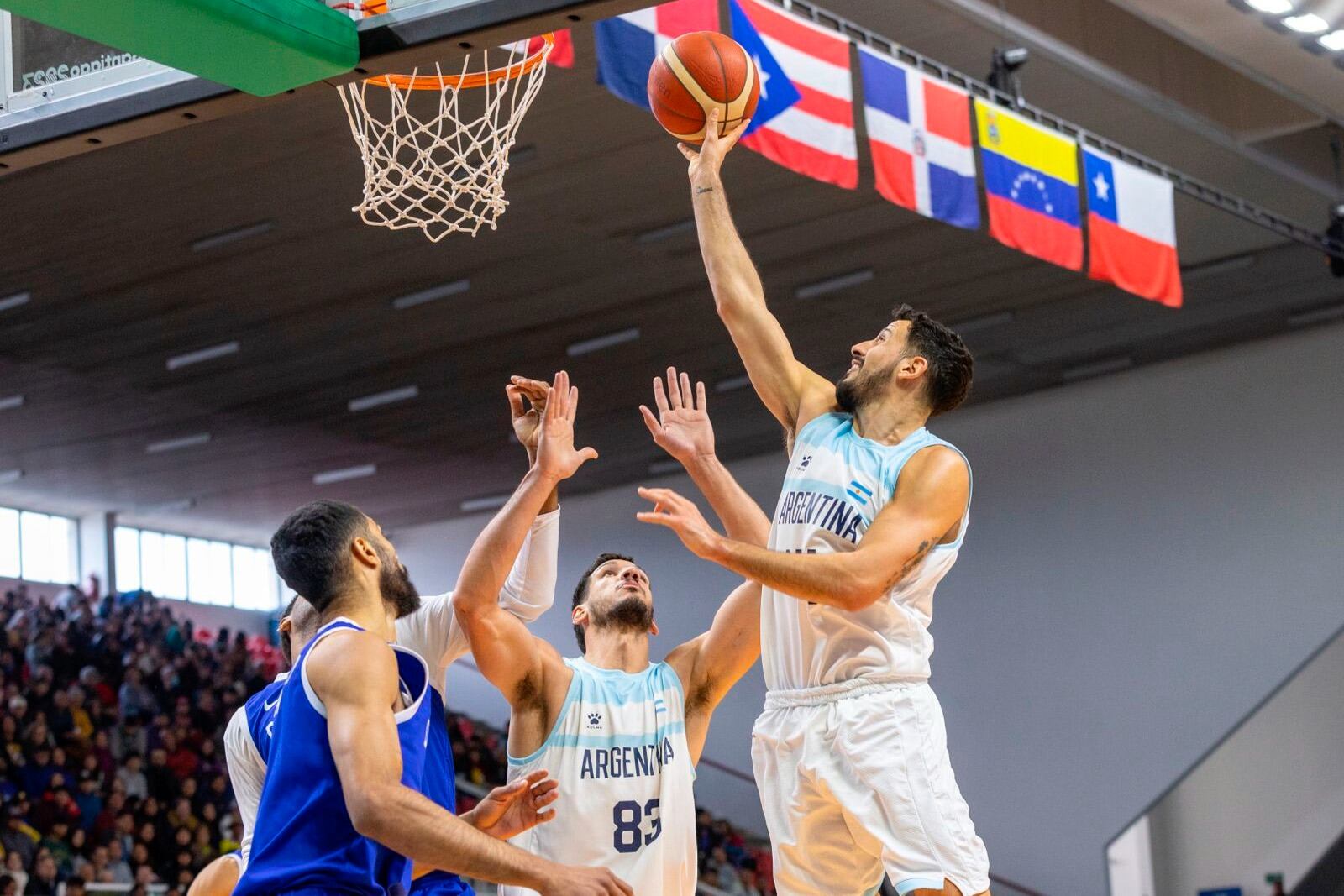 Argentina sufrió los tres partidos, pero pasó invicto