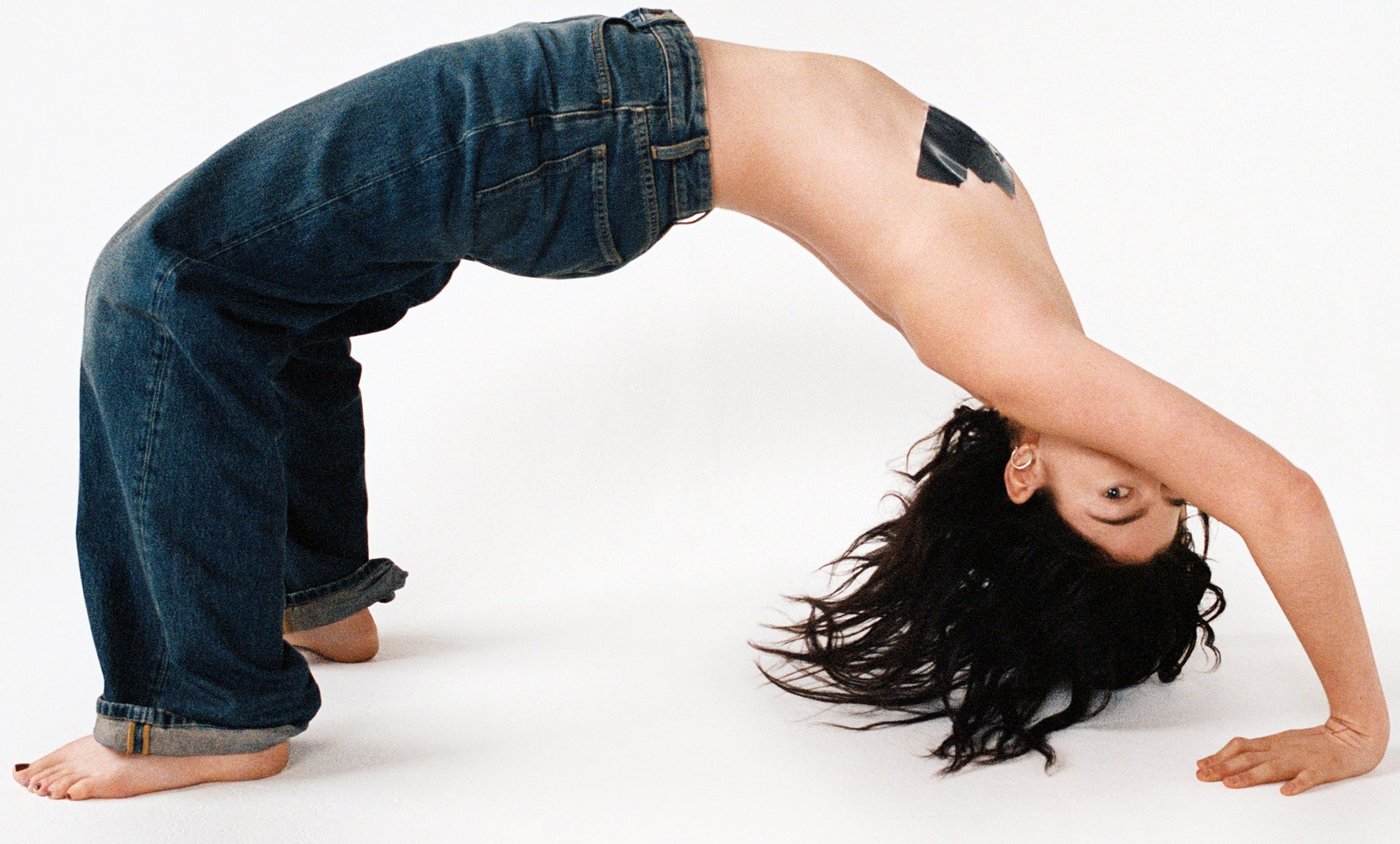 El sexo, el cuerpo como espacio de conflicto, los vínculos rotos y la disforia de género son temas centrales en "Virgin"